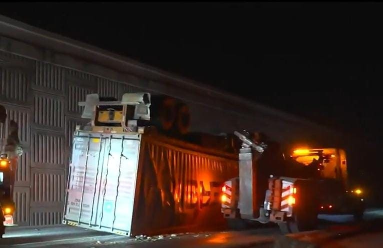 Cae caja de tr&aacute;iler de puente
