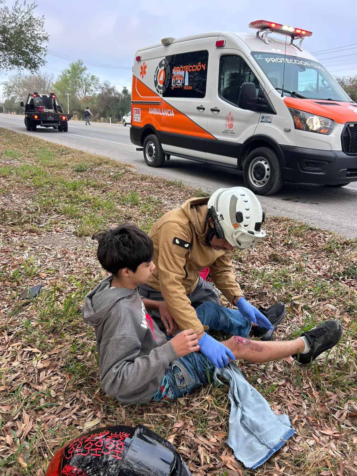 Un menor de 13 a&ntilde;os de edad, termin&oacute; con diversas lesiones, luego de tomar prestada la motocicleta de su padre, la cual, termin&oacute; derrapando en un tramo carretero del municipio de General Ter&aacute;n.