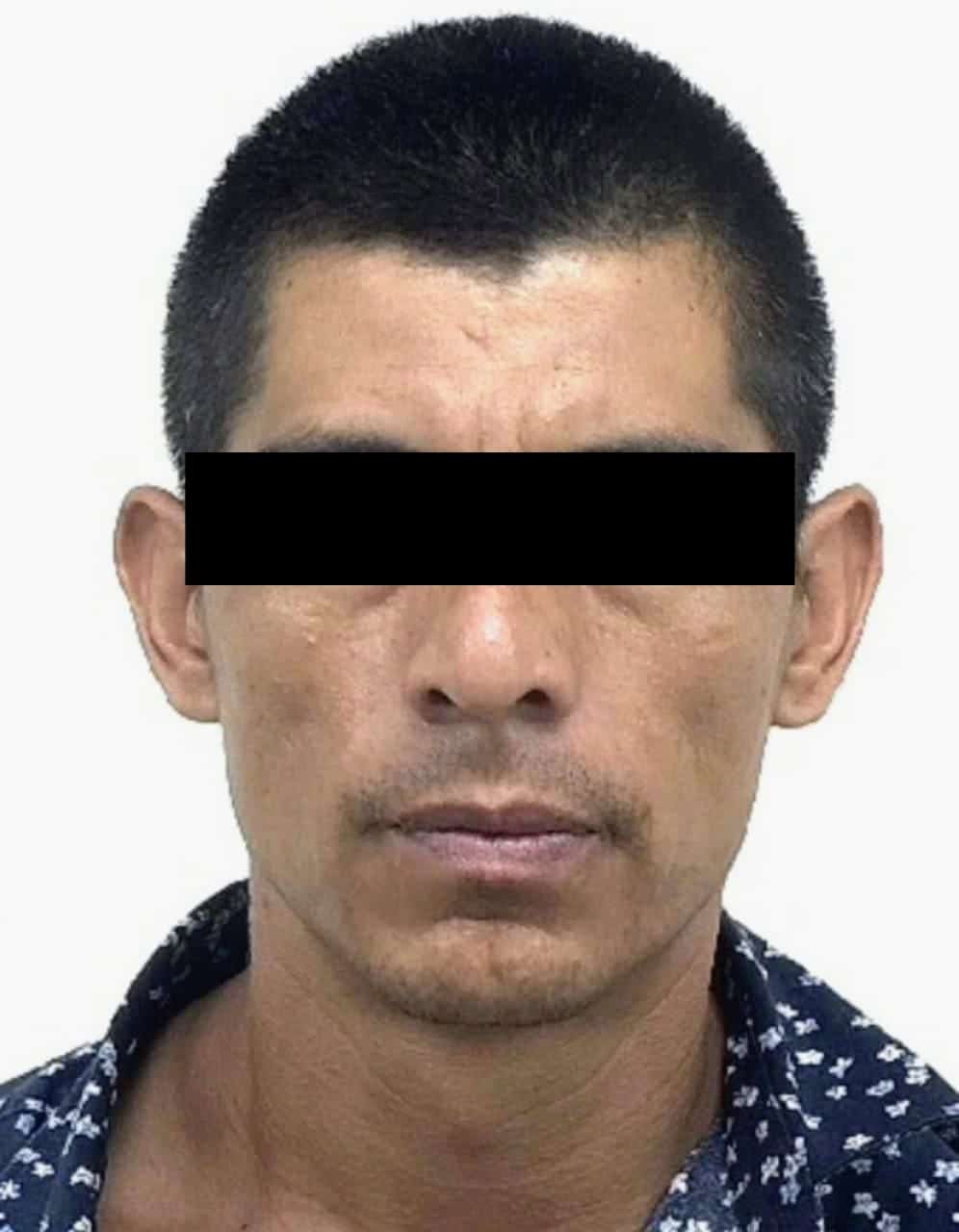 El hombre que ocasion&oacute; una intensa movilizaci&oacute;n al trata de evadir una orden de aprehensi&oacute;n y result&oacute; lesionado al caer de una azotea, la semana pasada en la Colonia Gloria Mendiola, al norte de Monterrey, fue notificado de una imputaci&oacute;n por portaci&oacute;n de arma y amenazas.