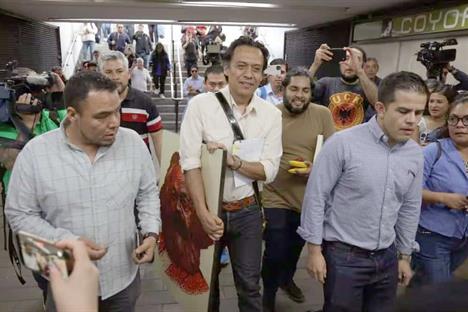 Deja Marx Arriaga su encierro en la SEP