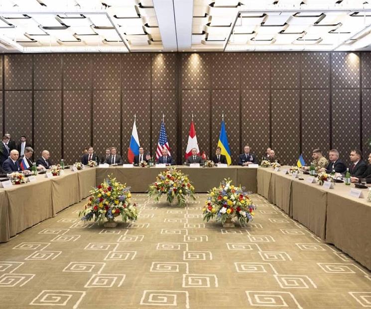 Cierran Rusia y Ucrania primer d&iacute;a de tensas negociaciones