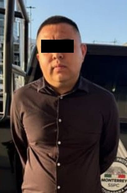 Un joven originario del Estado de M&eacute;xico fue detenido por oficiales de la Polic&iacute;a de Monterrey, luego que presuntamente sustrajera diversa mercanc&iacute;a de m&aacute;s de 43 mil pesos de una tienda departamental, en la colonia Vista Hermosa.
