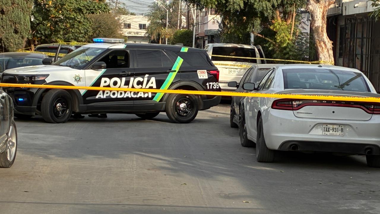 Un hombre fue ejecutado a balazos frente a su esposa y sus dos hijos menores de edad, cuando llegaban a su domicilio en el municipio de Apodaca, en una camioneta tipo Suv blanca.