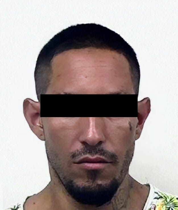 Un reo de un penal estatal, fue notificado de una orden de aprehensi&oacute;n por homicidio calificado por la muerte de un hombre que al parecer ten&iacute;a una deuda de droga, en Santa Catrina.