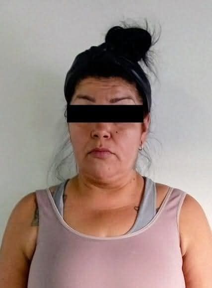 Una mujer fue ejecutada de un impacto de arma de fuego en la espalda en el momento que se encontraba tendiendo ropa en el segundo piso de su domicilio en la colonia Independencia al sur de la ciudad.