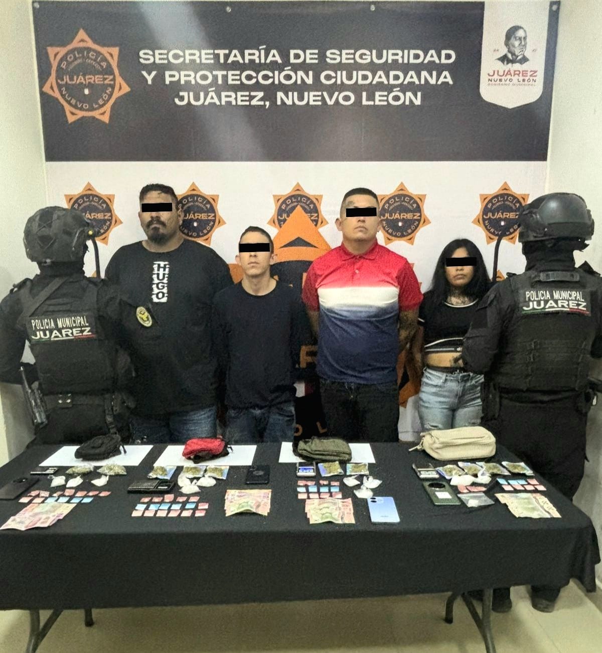 Cuatro personas fueron detenidas por elementos de la Secretar&iacute;a de Seguridad y Protecci&oacute;n Ciudadana de Ju&aacute;rez por delitos contra la salud, tras un reporte ciudadano que alert&oacute; sobre la presunta oferta de sustancias il&iacute;citas en la v&iacute;a p&uacute;blica, en la colonia Los Encinos, municipio de Ju&aacute;rez.