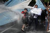 Chocan polic&iacute;as y manifestantes por reforma laboral