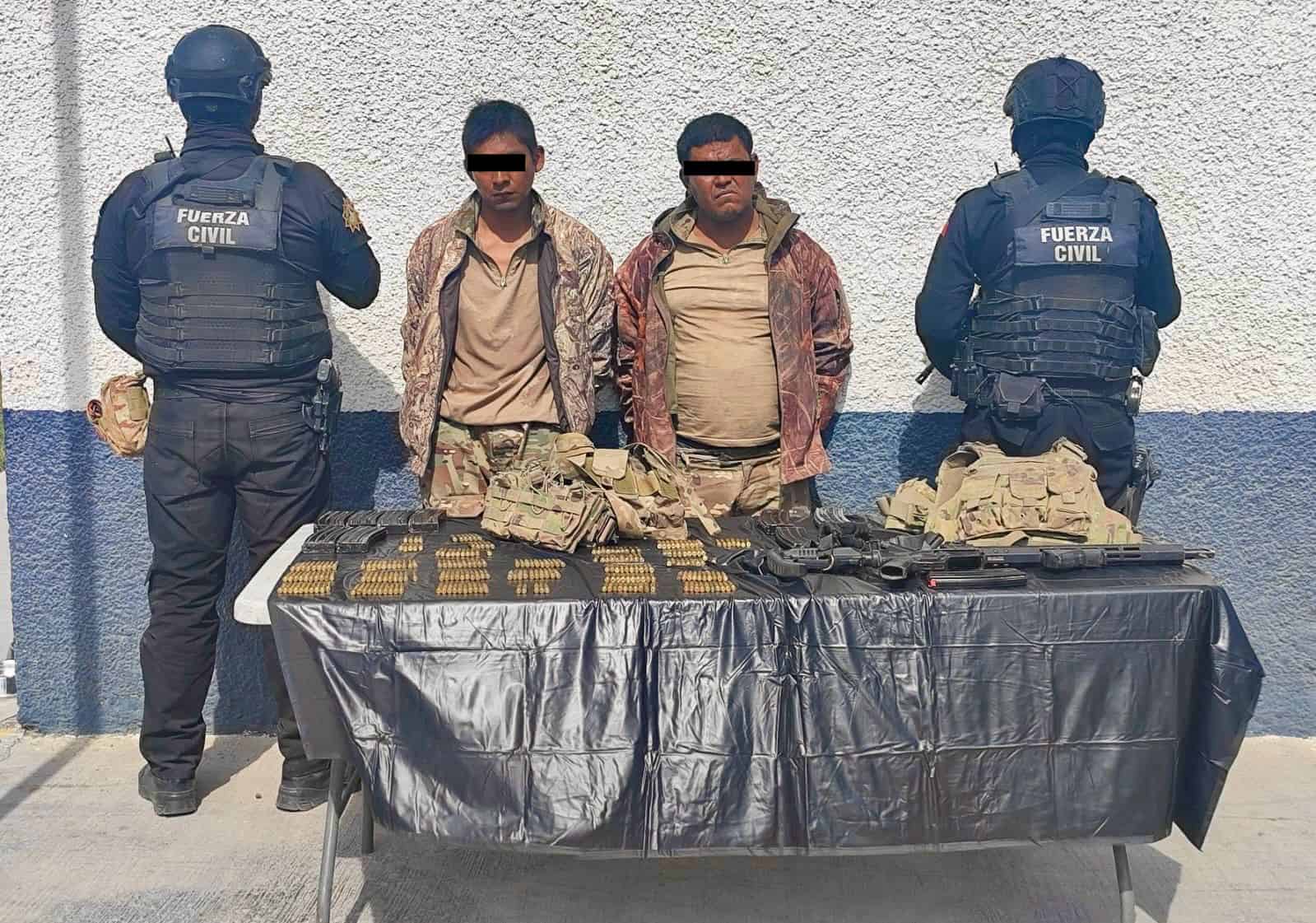 Fuerza Civil arrest&oacute; a dos hombres armados y con equipo t&aacute;ctico, ayer en el municipio de General Bravo.