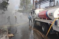 Arde tr&aacute;iler que transporta cart&oacute;n