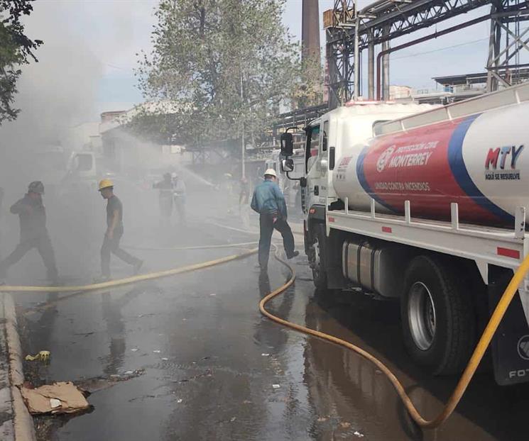 Arde tr&aacute;iler que transporta cart&oacute;n