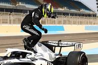 Sigue Checo batallando en los test de F1