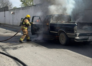 Acaba fuego con camioneta