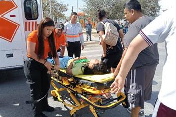 Arrolla moto a mujer