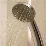 El error m&aacute;s com&uacute;n que puede provocar da&ntilde;os en tu regadera y salud