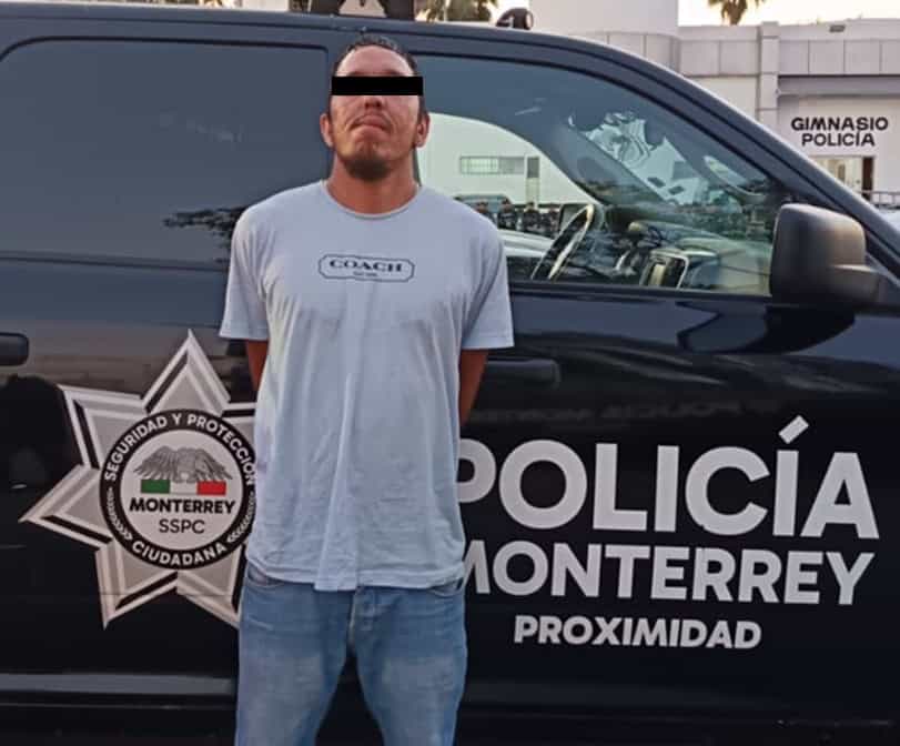 Dos hombres y una mujer fueron detenidos por oficiales de la Polic&iacute;a de Monterrey, tras presuntamente agredirlos, al informarles que el veh&iacute;culo tiene reporte de ser utilizado en un hecho delictivo.