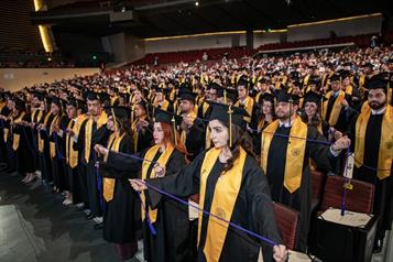 Lidera nueva generaci&oacute;n de m&eacute;dicos con visi&oacute;n humanista