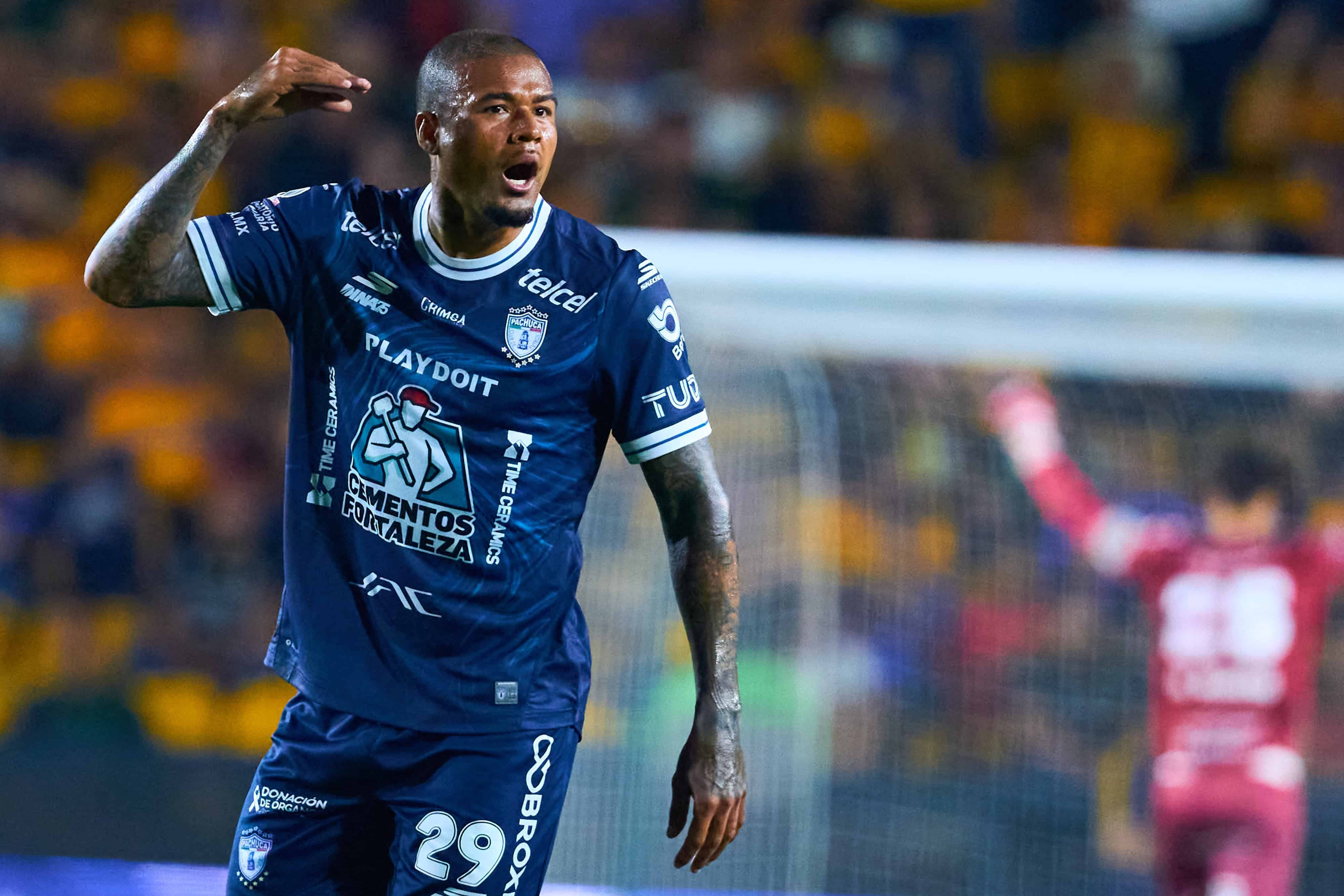 Robert Kenedy hace el 2-1.