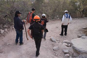 Rescatan a senderistas deshidratados