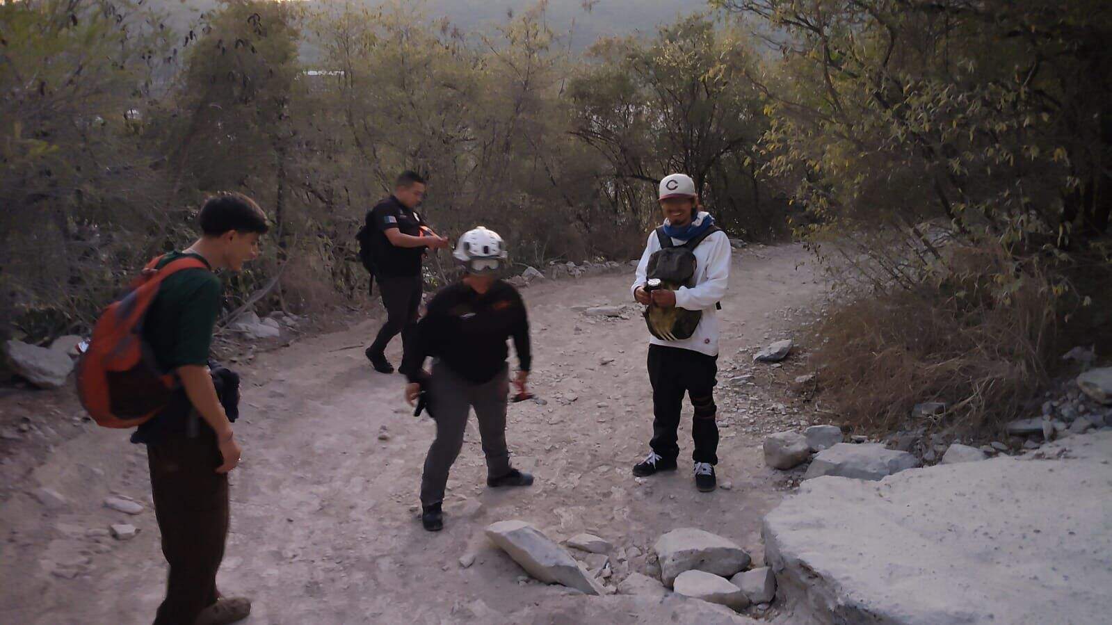 Tres senderistas que se deshidrataron en el descenso del Cerro de la Silla, en Ciudad Guadalupe, fueron rescatados ayer por elementos de Protecci&oacute;n Civil del Estado y municipal.