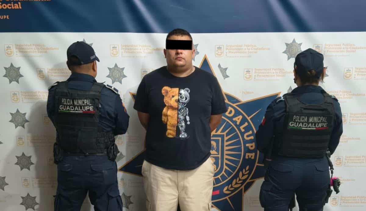 Despu&eacute;s de una persecuci&oacute;n, polic&iacute;as de Guadalupe detuvieron a un narcomenudista que realiz&oacute; se&ntilde;as obscenas al paso de la unidad oficial, intentando evadir la presencia policial, portaba droga.