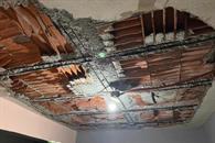 Cae parte de losa de concreto sobre mujer