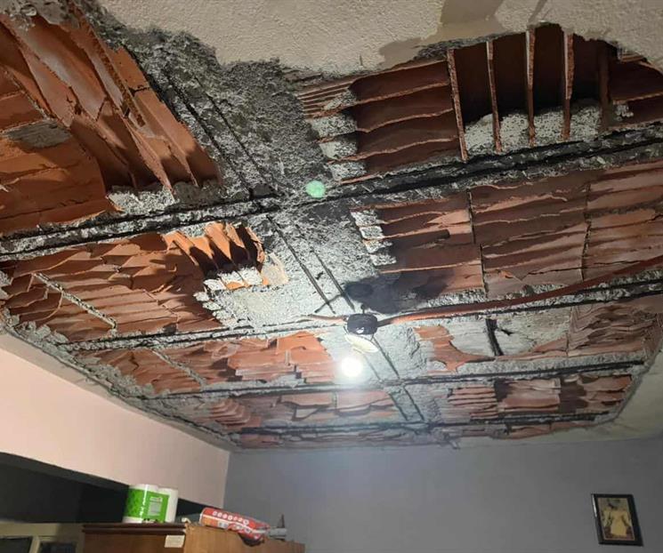 Cae parte de losa de concreto sobre mujer