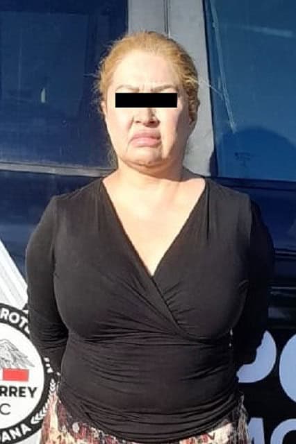 La Polic&iacute;a de Investigaci&oacute;n de Monterrey detuvo a una pareja que portaba nueve bolsas con hierba verde similar a la mariguana, 154 d&oacute;lares y mil 100 pesos en efectivo; adem&aacute;s, se les investiga por participar en hechos delictivos.