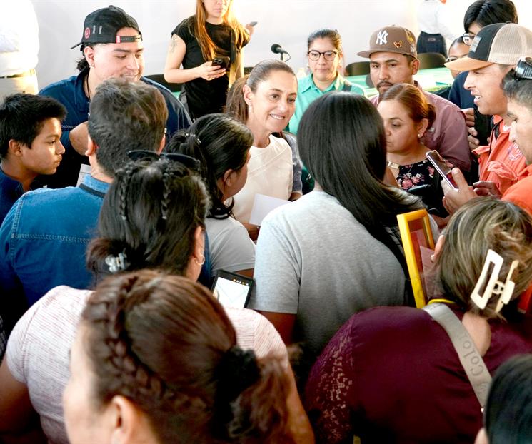 Se re&uacute;ne Sheinbaum con familiares de mineros