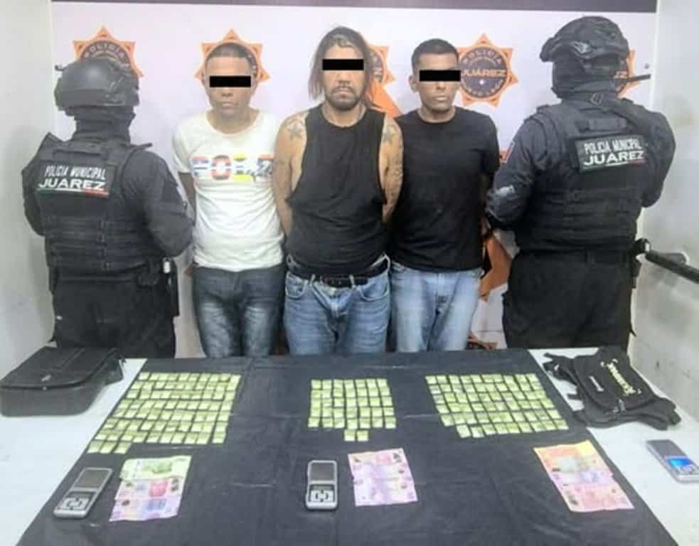 Como resultado de las labores permanentes del Operativo Calles en Orden, tres hombres fueron detenidos por elementos de la Secretar&iacute;a de Seguridad y Protecci&oacute;n Ciudadana de Ju&aacute;rez por delitos contra la salud, tras una intervenci&oacute;n realizada en la colonia Colinas del Sol.