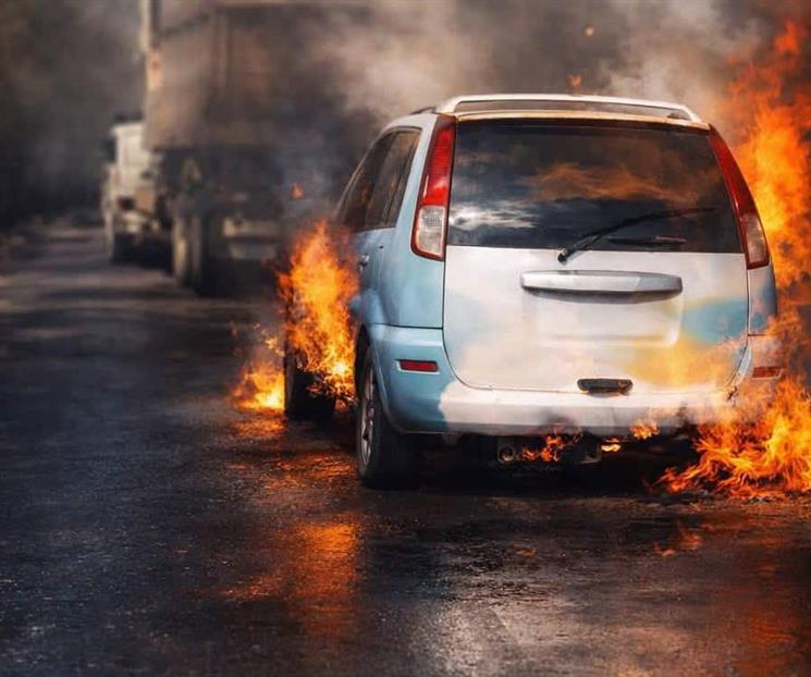 Roba camioneta, se incendia y lo detienen