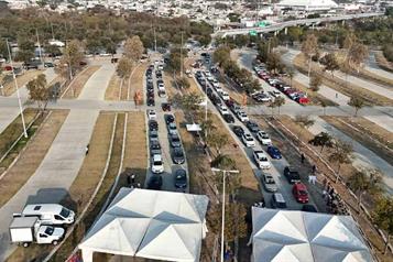 Llevan vacunaci&oacute;n a estadios de Rayados y Tigres