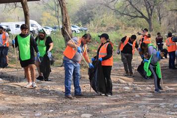 Limpian el r&iacute;o Ramos