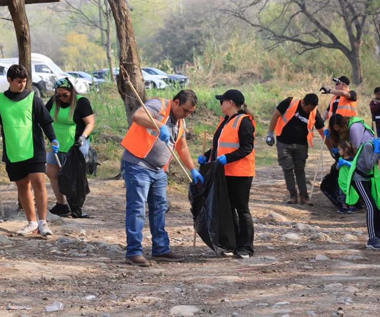 Limpian el r&iacute;o Ramos