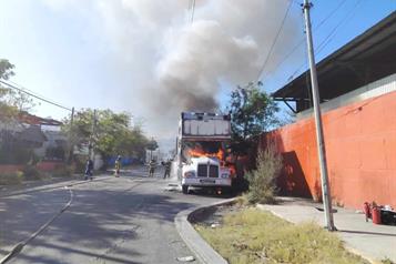 Se incendia cami&oacute;n de mudanzas al norte de Monterrey