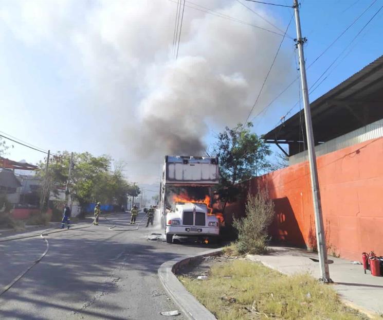 Se incendia cami&oacute;n de mudanzas al norte de Monterrey