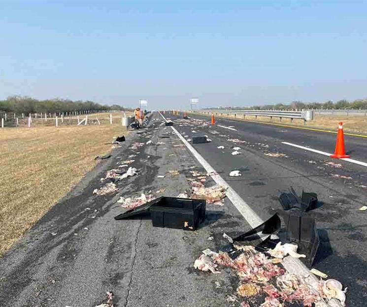 Riegan carne de pollo en la carretera