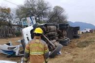 Tres lesionados tras volcadura de tráiler en Linares Tres lesionados tras volcadura de tráiler en Linares