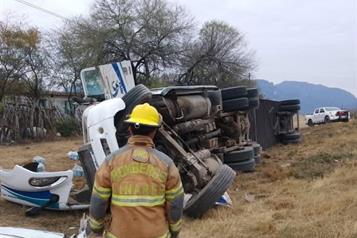 Tres lesionados tras volcadura de tr&aacute;iler en Linares