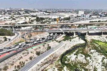 Padecen automovilistas &acute;viacrucis vial&acute; por cierres