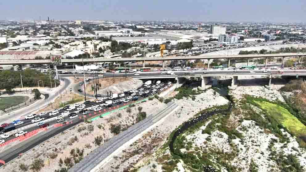 Padecen automovilistas &acute;viacrucis vial&acute; por cierres