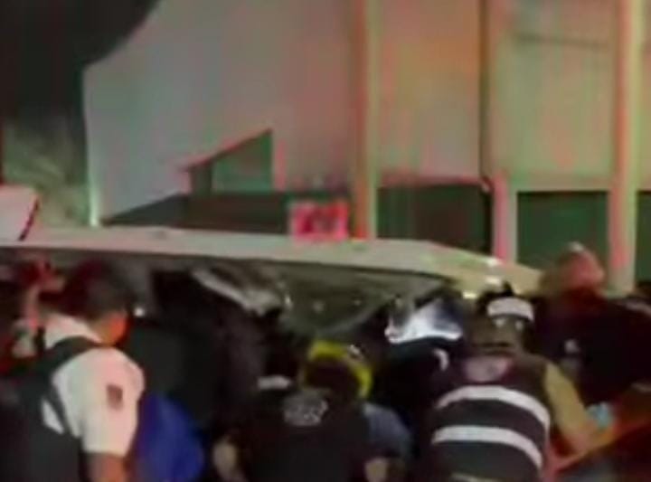 Vuelca camioneta en Escobedo