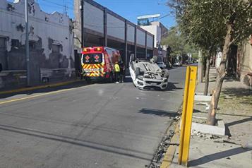 Auto vuelca tras choque
