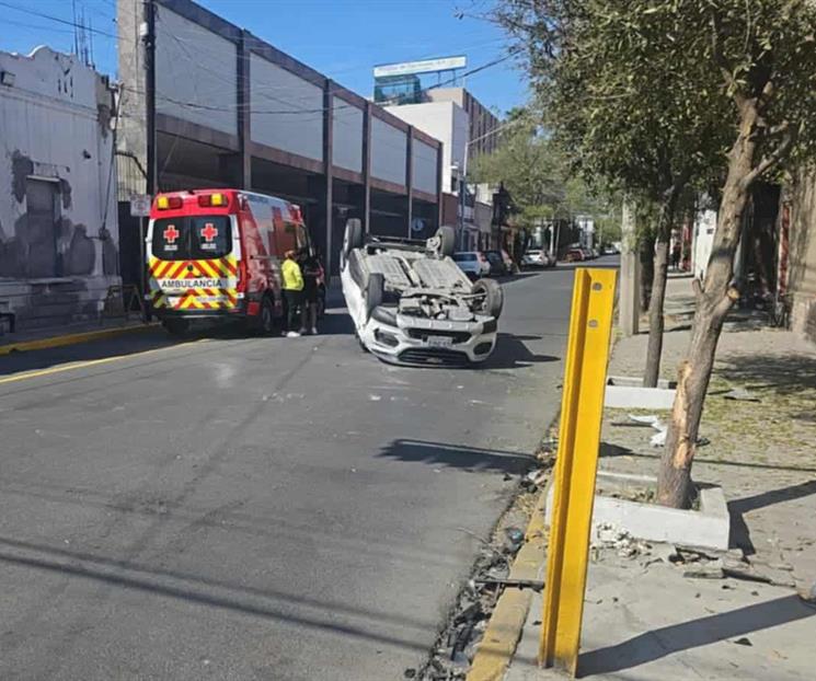 Auto vuelca tras choque Auto vuelca tras choque