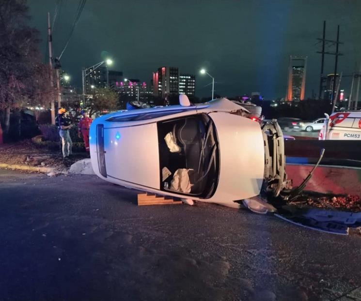 Volcadura deja un  lesionado en Garza Sada