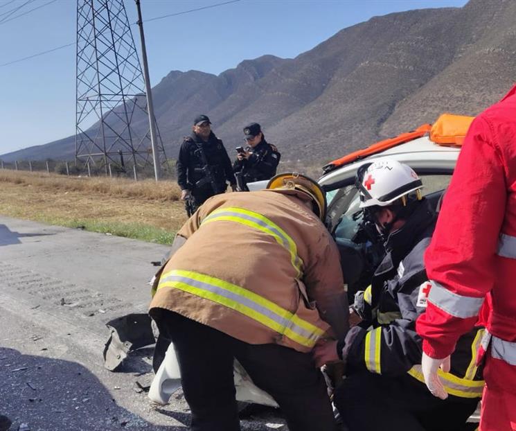 Deja choque entre auto y tráiler un muerto en García Deja choque entre auto y tráiler un muerto en García