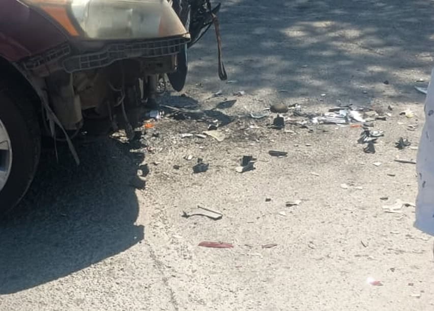 Impacta moto contra auto