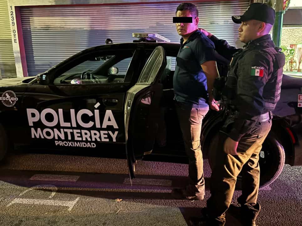 Al circular en un auto con reporte de robo, un hombre fue detenido por oficiales de la Polic&iacute;a de Monterrey, en el centro de la ciudad.
