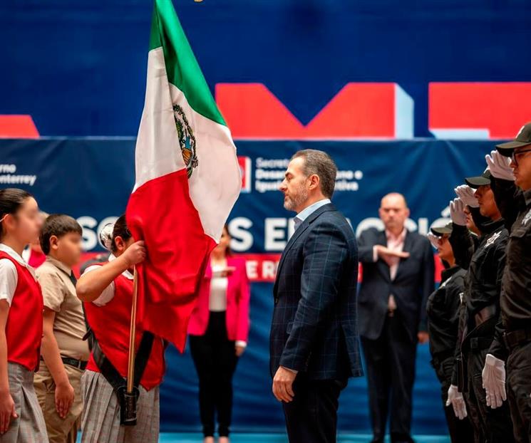 Entregan banderas nuevas a 30 escuelas públicas de Monterrey Entregan banderas nuevas a 30 escuelas públicas de Monterrey