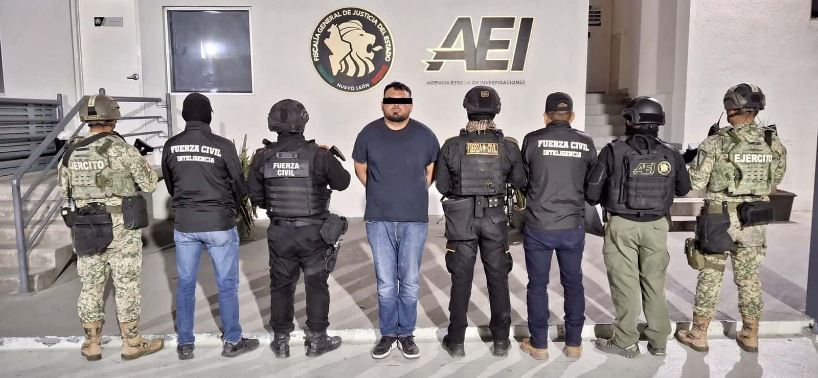 En el momento en que circulaban una motocicleta y en posesi&oacute;n de droga, un presunto homicida fue detenido por elementos de Fuerza Civil en Monterrey.