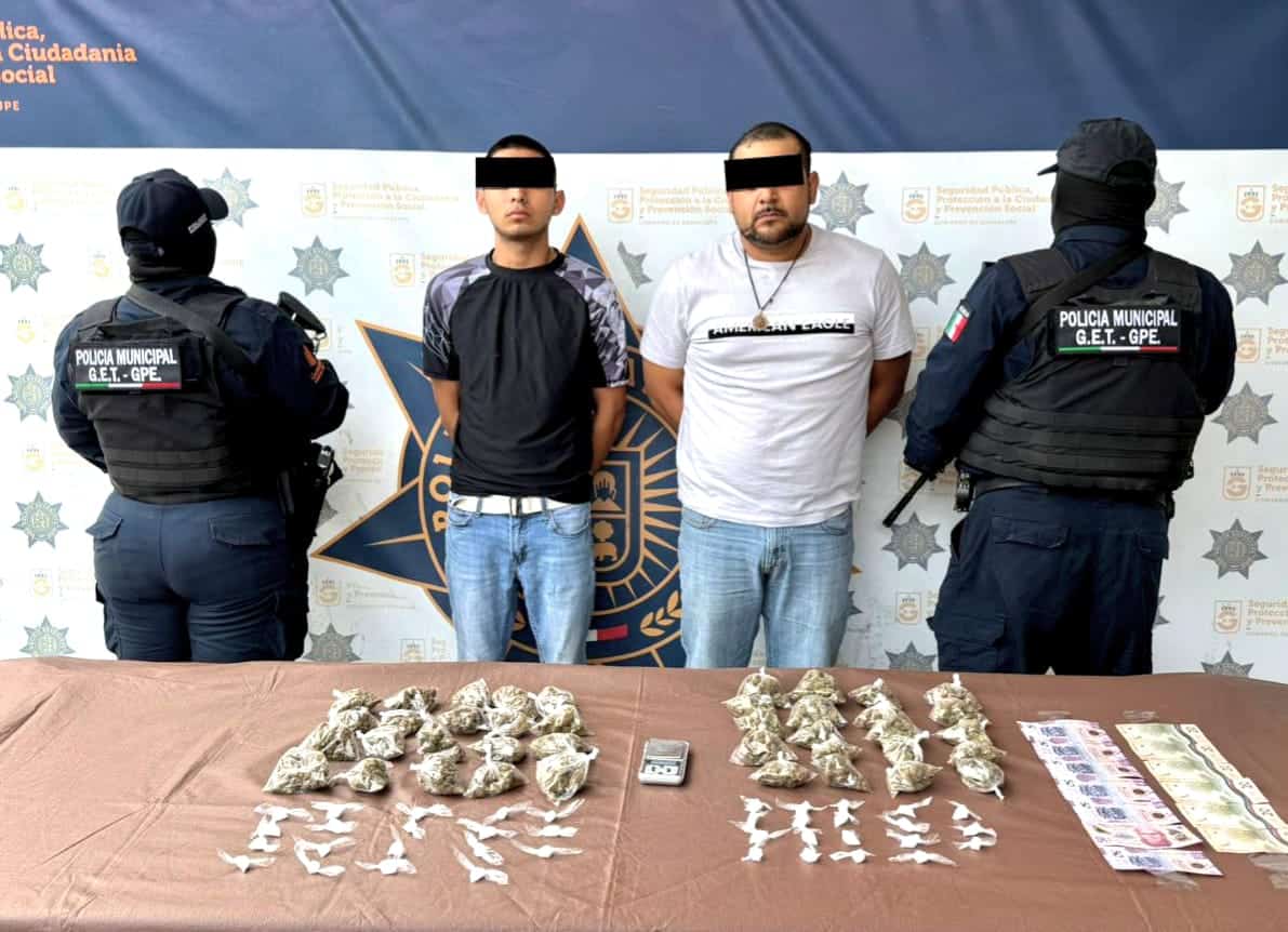 En dos operativos t&aacute;cticos, polic&iacute;as de Guadalupe detuvieron a tres presuntos integrantes de un grupo de la delincuencia organizada con presencia nacional, a quienes les aseguraron m&aacute;s de 100 dosis de droga, un arma de fuego tipo r&eacute;plica y dinero en efectivo.